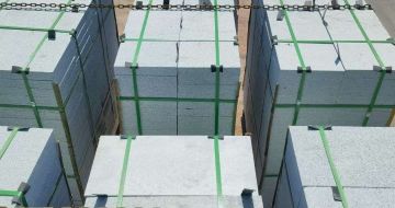 大连 芝麻白花岗岩5公分地铺石 花岗岩厂家工厂装车日常