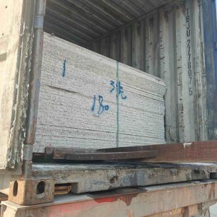 大连 芝麻白花岗岩石材3.0公分光面毛板装柜出货