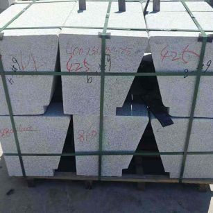 大连 芝麻白异形坐凳，石凳