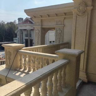 大连 黄金麻别墅外墙干挂雕花配合阳台栏杆花瓶柱