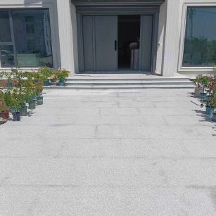 大连 芝麻白花岗岩地铺石地面铺装