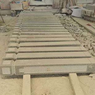 大连 芝麻白异形加工雕刻-栏杆大柱，方柱