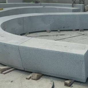 大连 芝麻白花岗岩光面弧形坐凳