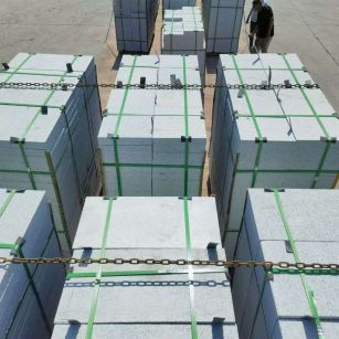 大连 芝麻白花岗岩5公分地铺石 花岗岩厂家工厂装车日常