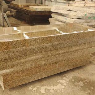 大连 黄金麻栏杆料半成品加工中