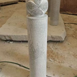 大连 芝麻白花岗岩石材挡车石柱、停车柱、圆柱挡车柱、方柱挡车柱等