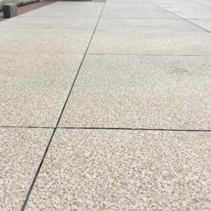 大连 黄金麻花岗岩石板材荔枝面地面铺装效果