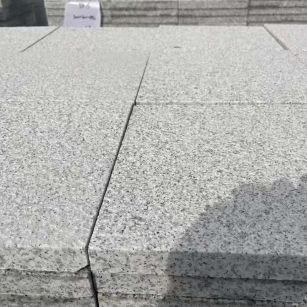 大连 白麻花岗岩石材推荐 荔枝面地铺石