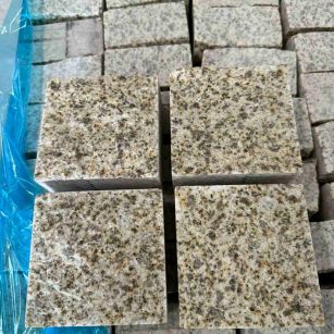 大连 黄金麻花岗岩自然面小方块，弹石，马蹄石等