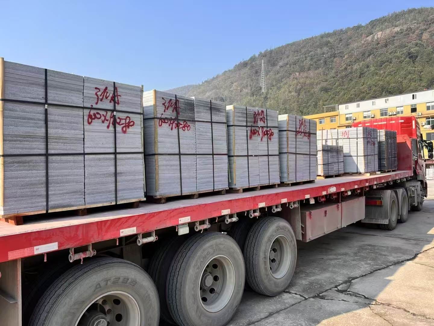 大连 芝麻灰地铺石出货日常