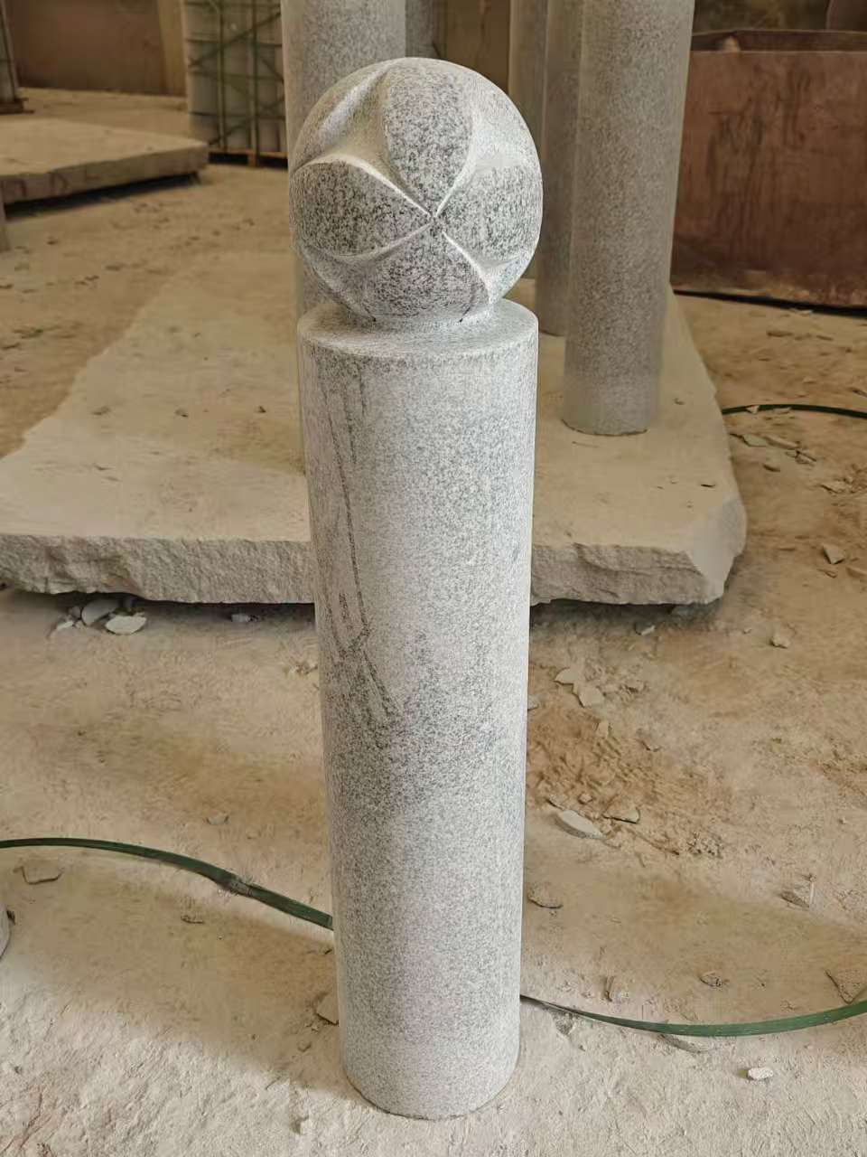 大连 芝麻白花岗岩石材挡车石柱、停车柱、圆柱挡车柱、方柱挡车柱等