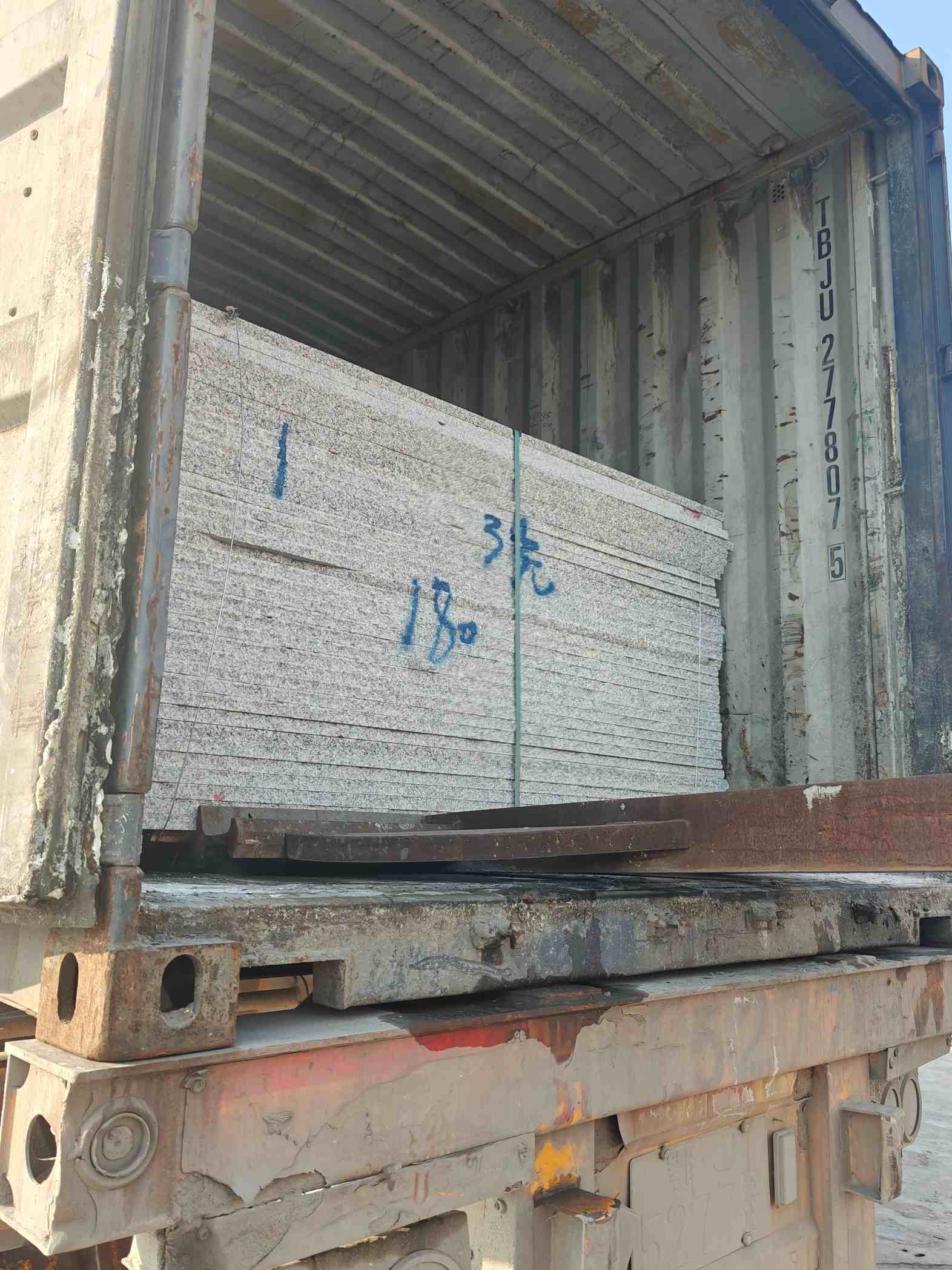 大连 芝麻白花岗岩石材3.0公分光面毛板装柜出货