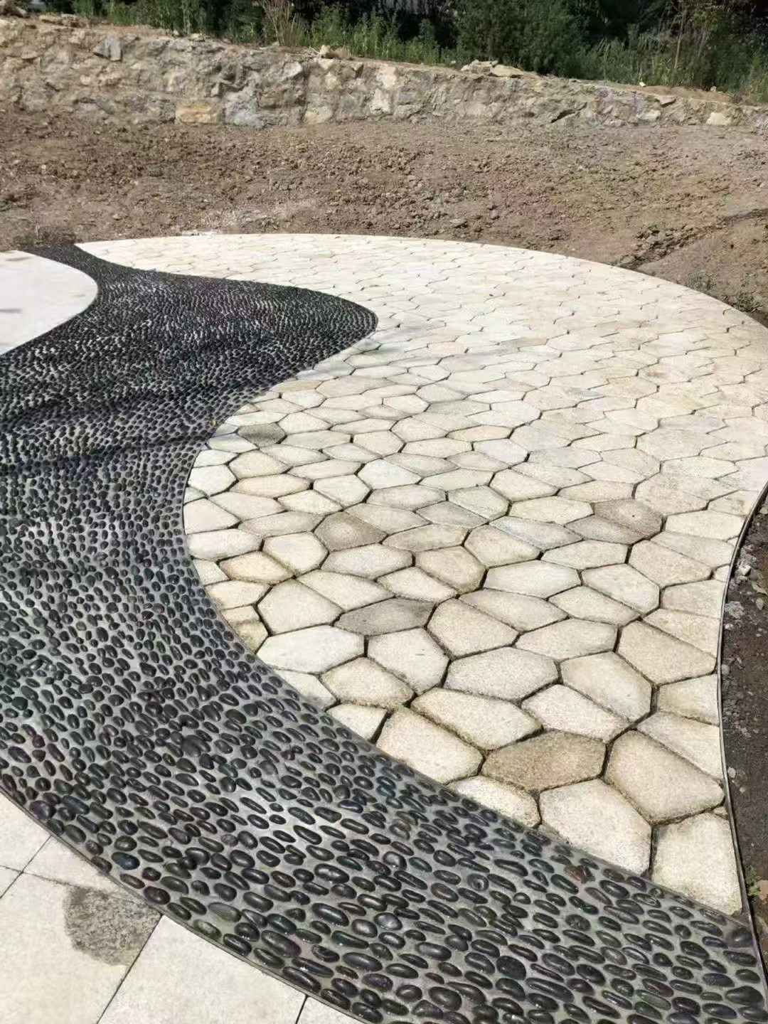 大连 黄金麻冰裂纹地铺石工地铺装案例