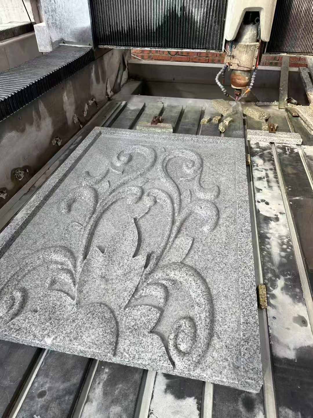 大连 白麻别墅干挂雕花板