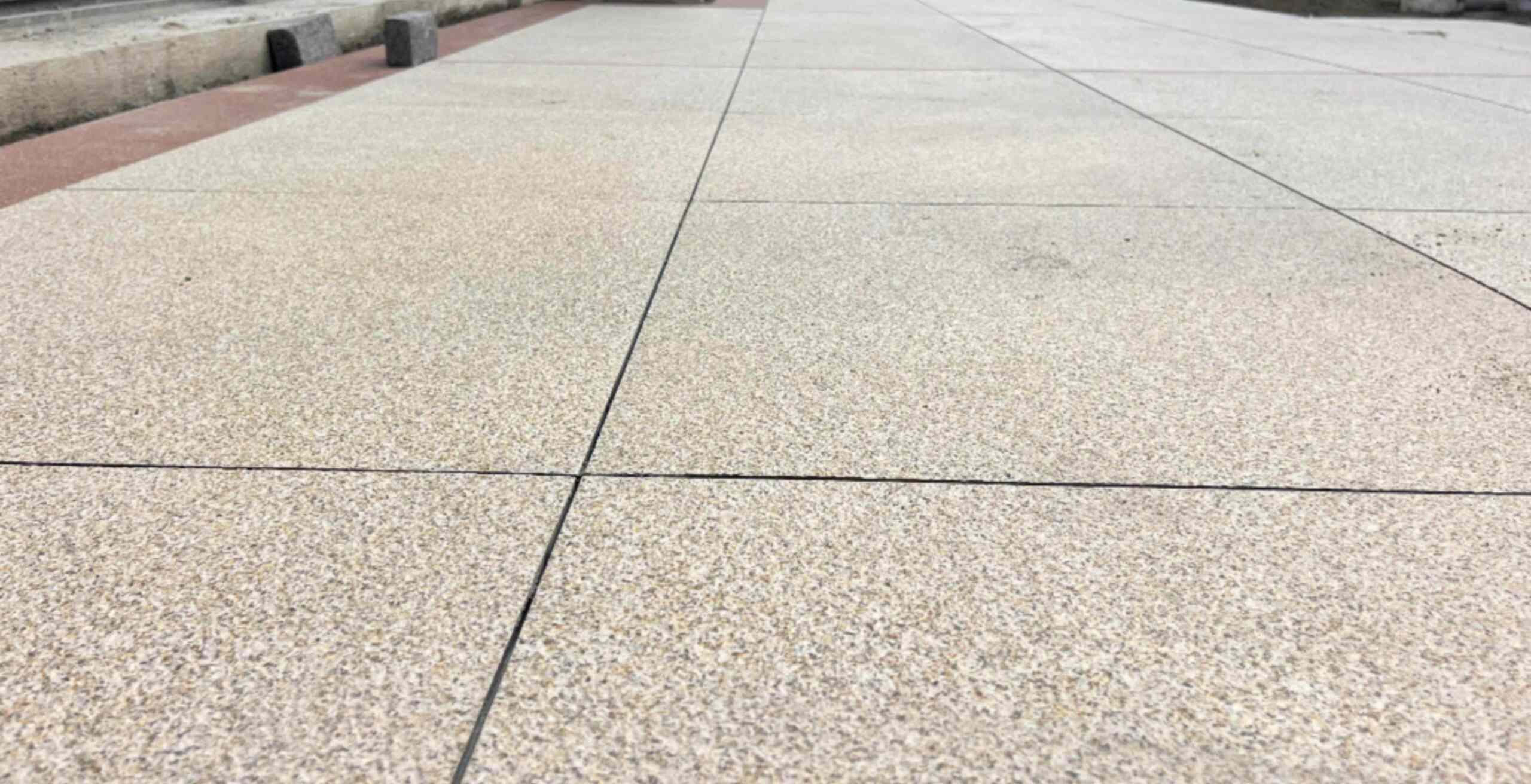 大连 黄金麻花岗岩石板材荔枝面地面铺装效果