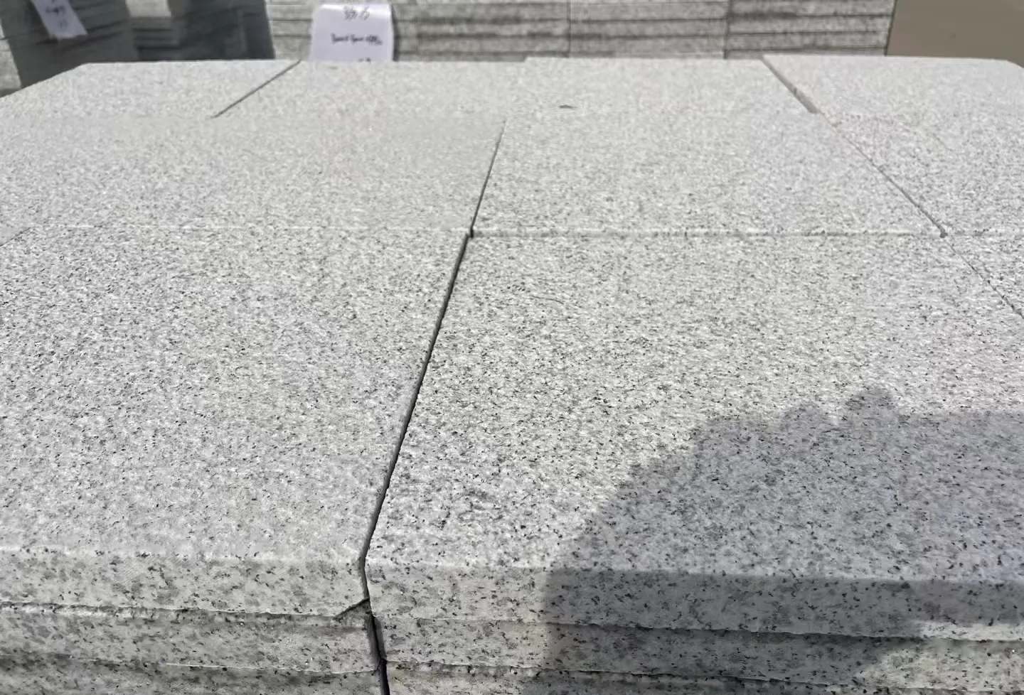 大连 白麻花岗岩石材推荐 荔枝面地铺石