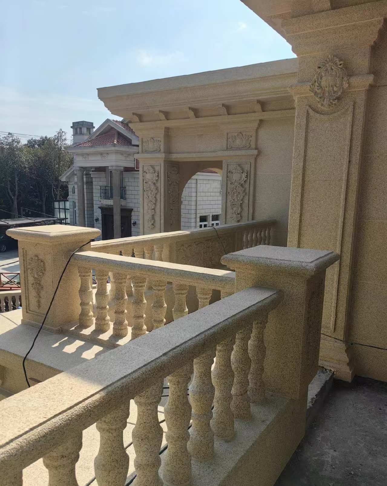 大连 黄金麻别墅外墙干挂雕花配合阳台栏杆花瓶柱