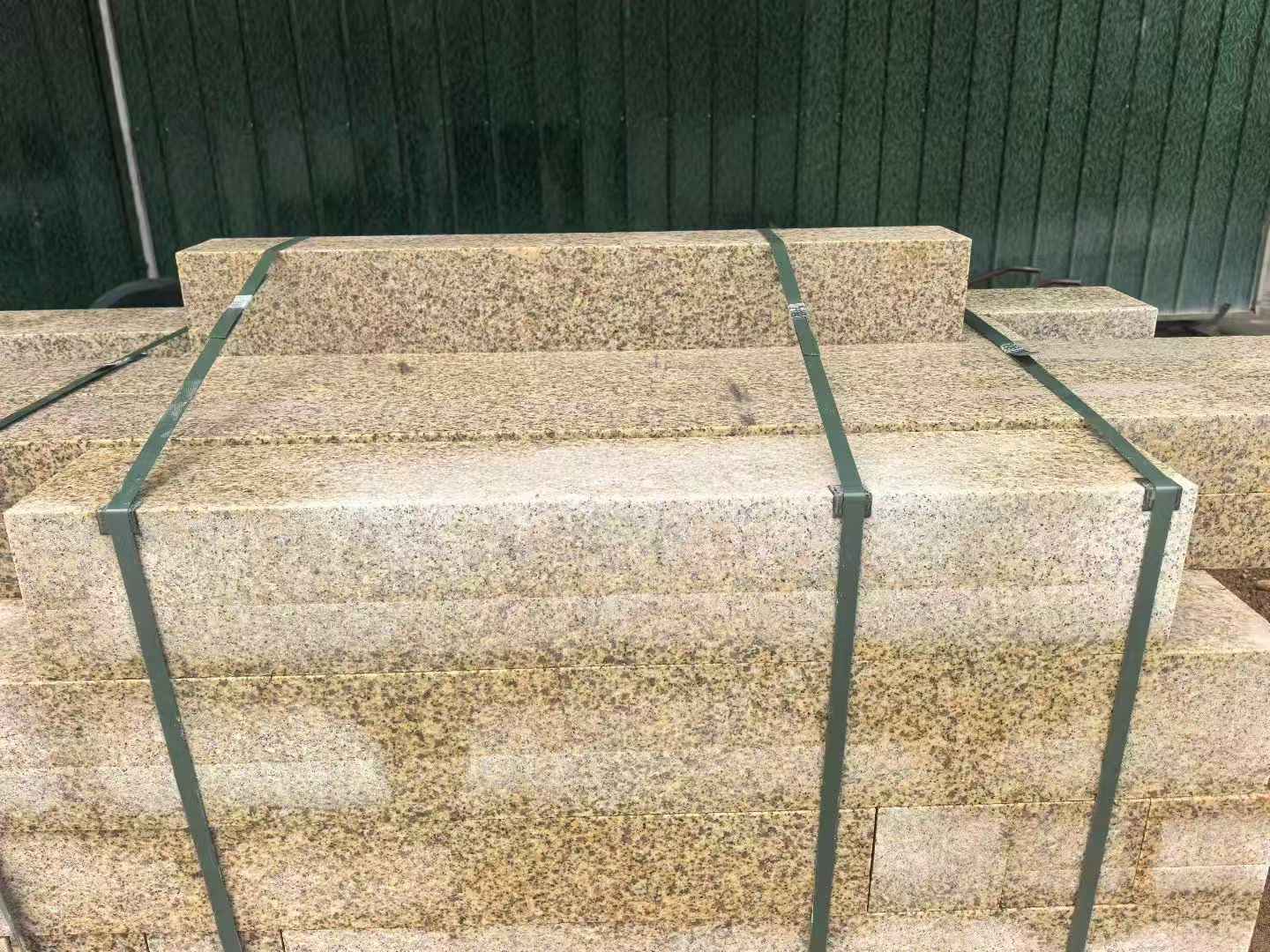 大连 黄金麻花岗岩石材机切面栏杆料半成品