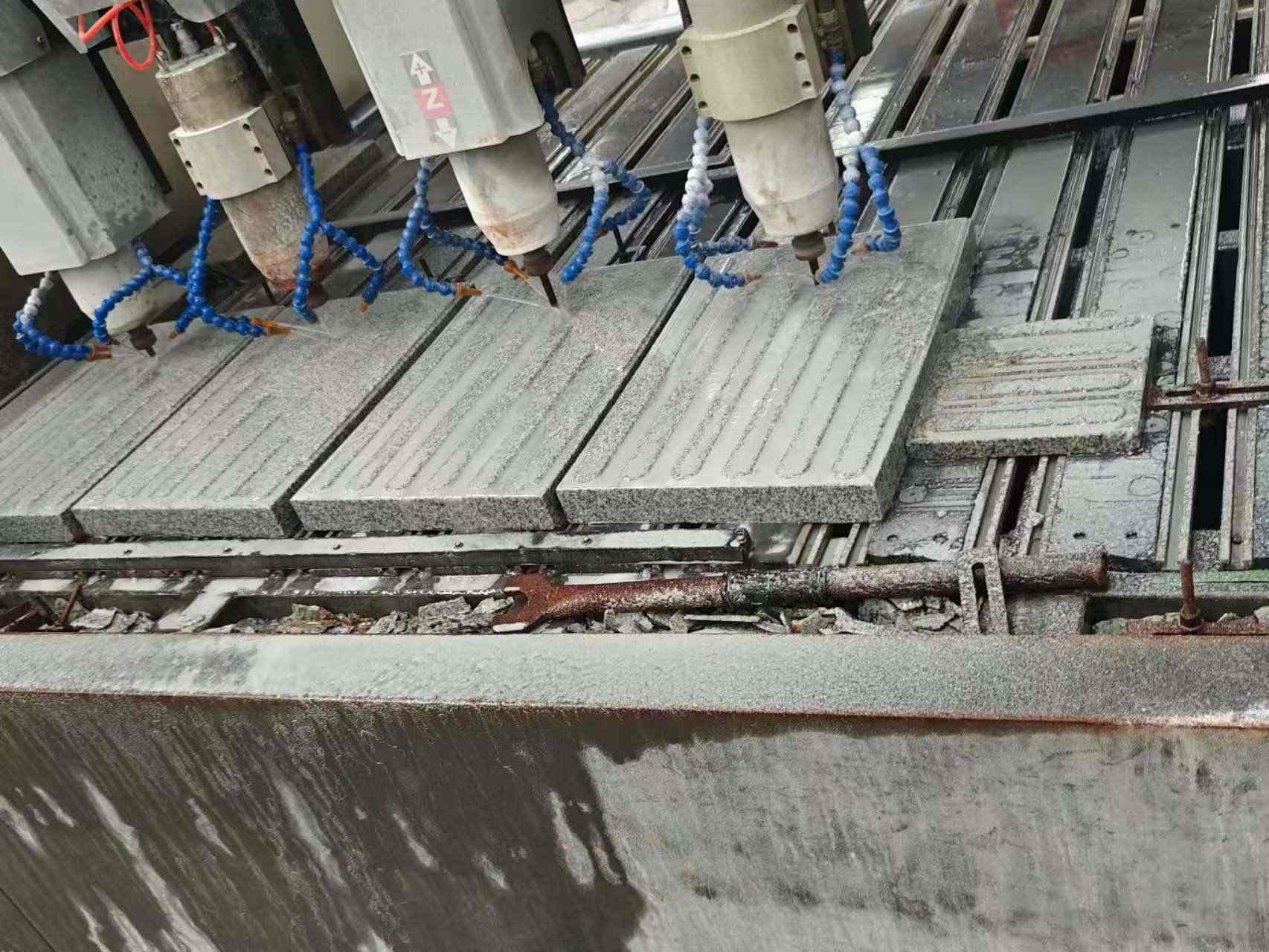 大连 芝麻白花岗岩荔枝面盲道雕刻