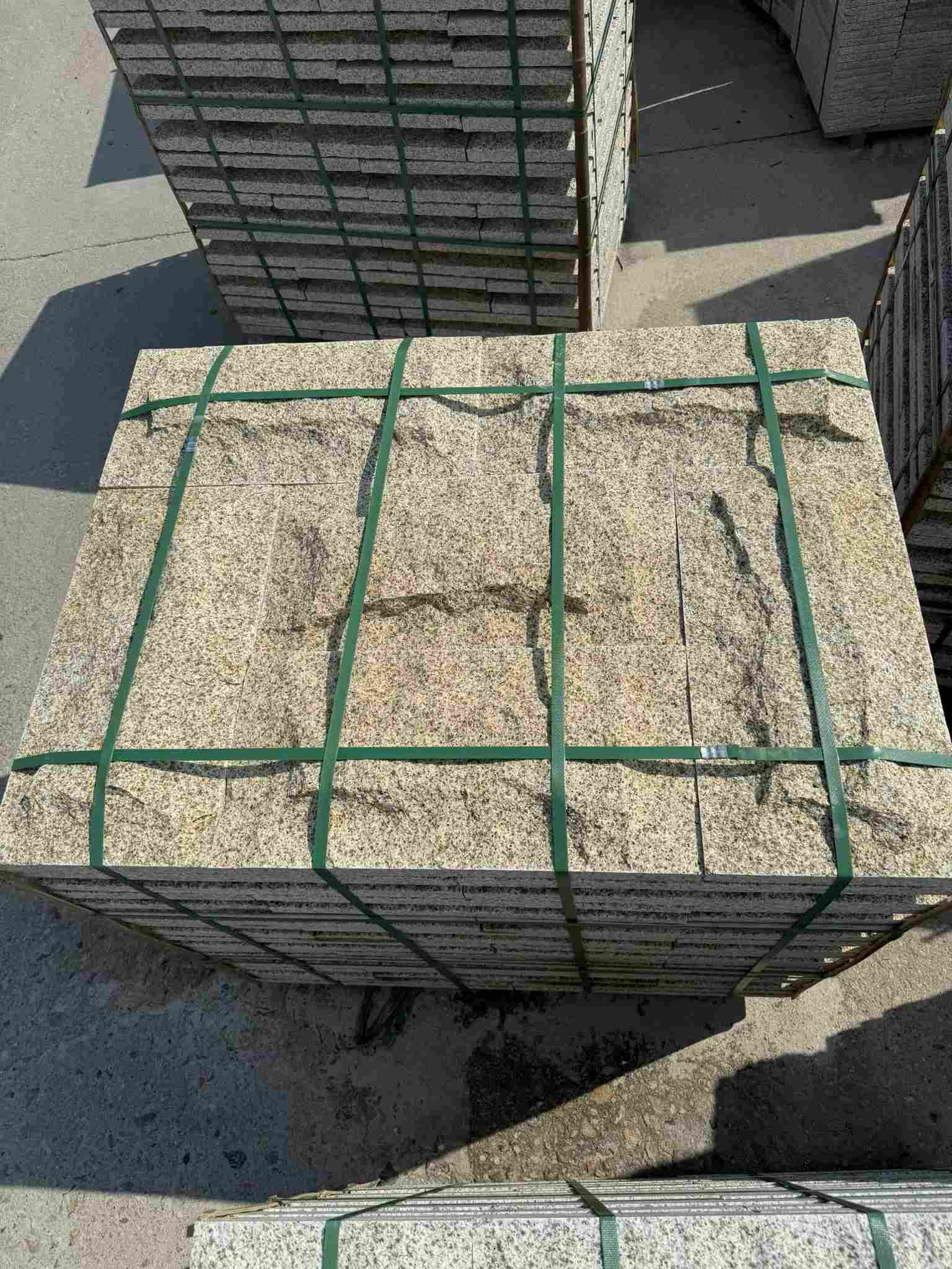 大连 黄金麻花岗岩石材自然面蘑菇石成品