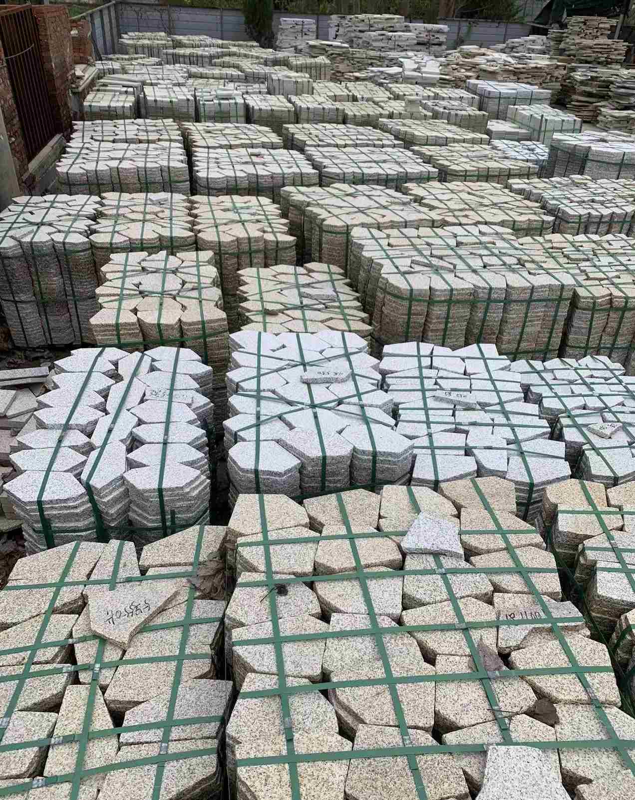 大连 黄金麻白麻花岗岩荔枝面地铺石(冰裂纹)