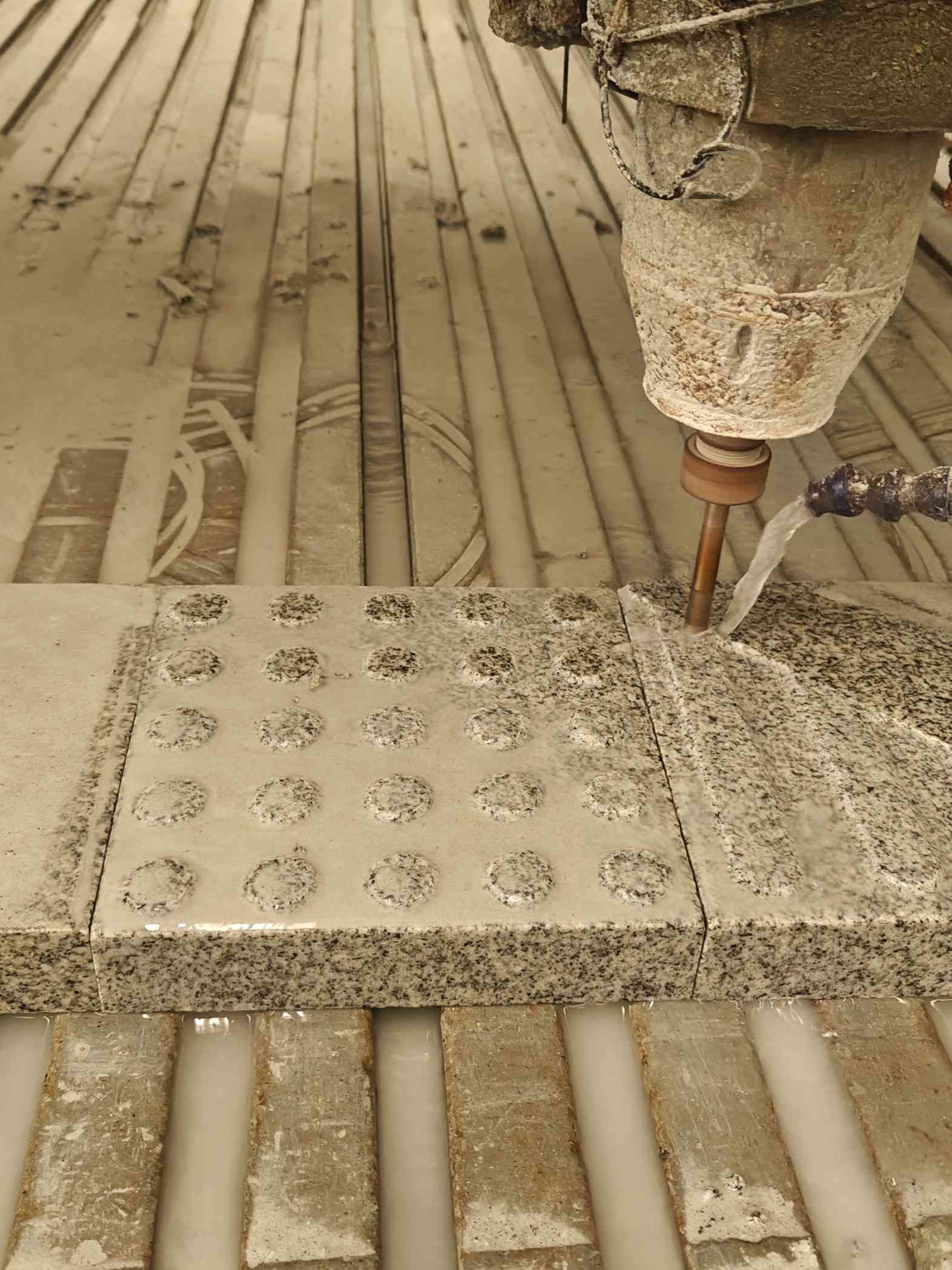 大连 芝麻白花岗岩石材盲人石、盲道石、盲点石