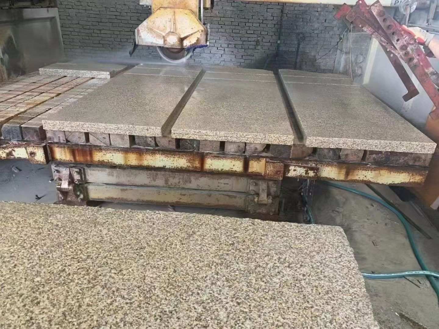 大连 黄金麻荔枝面成品板加工