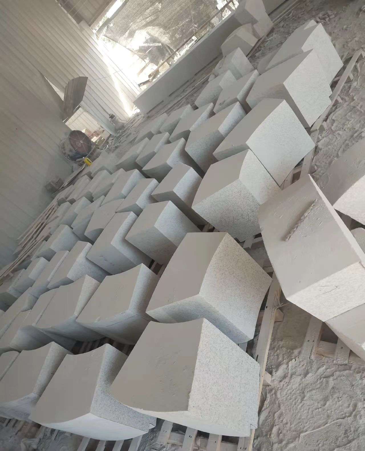 大连 白麻花岗岩异形坐凳