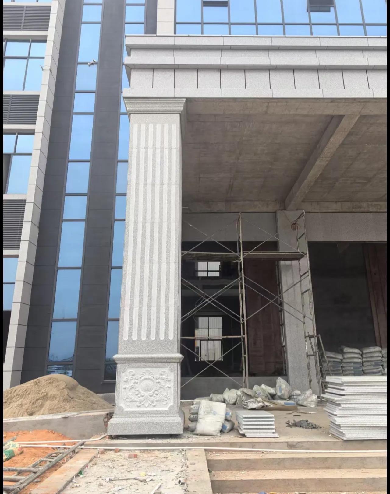 大连 芝麻白光面花岗岩门楼大柱（罗马柱）配雕花底座