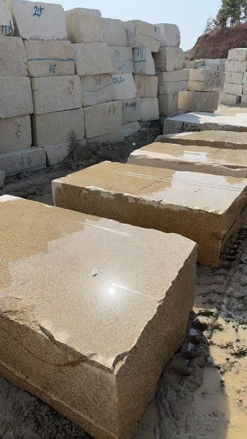 大连 黄金麻方料堆场洗料分选中，原材料充足