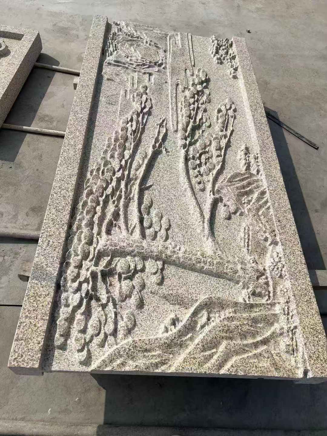 大连 黄金麻雕刻板浮雕迎客松