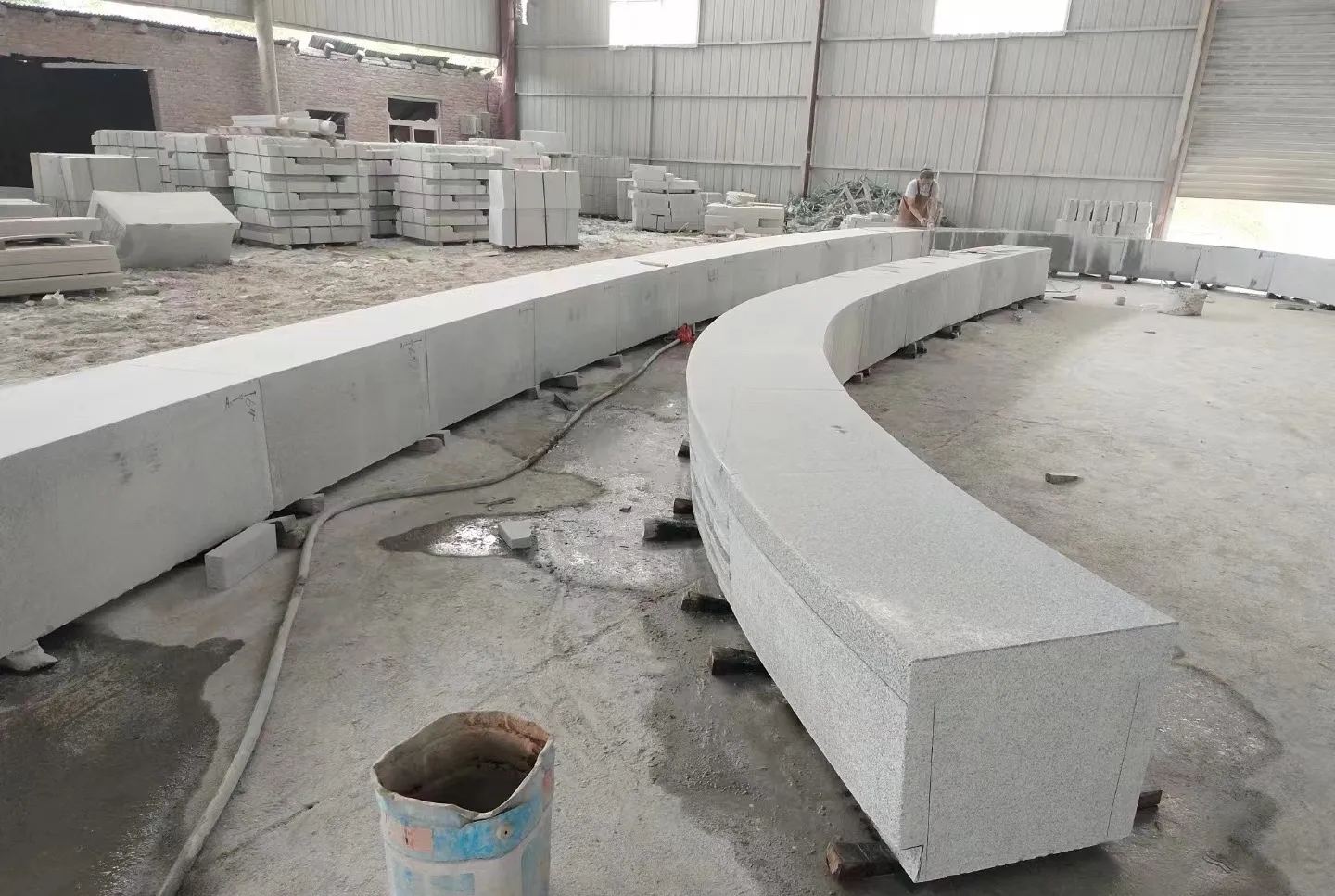 大连芝麻白花岗岩石板材 园林光面弧形坐凳