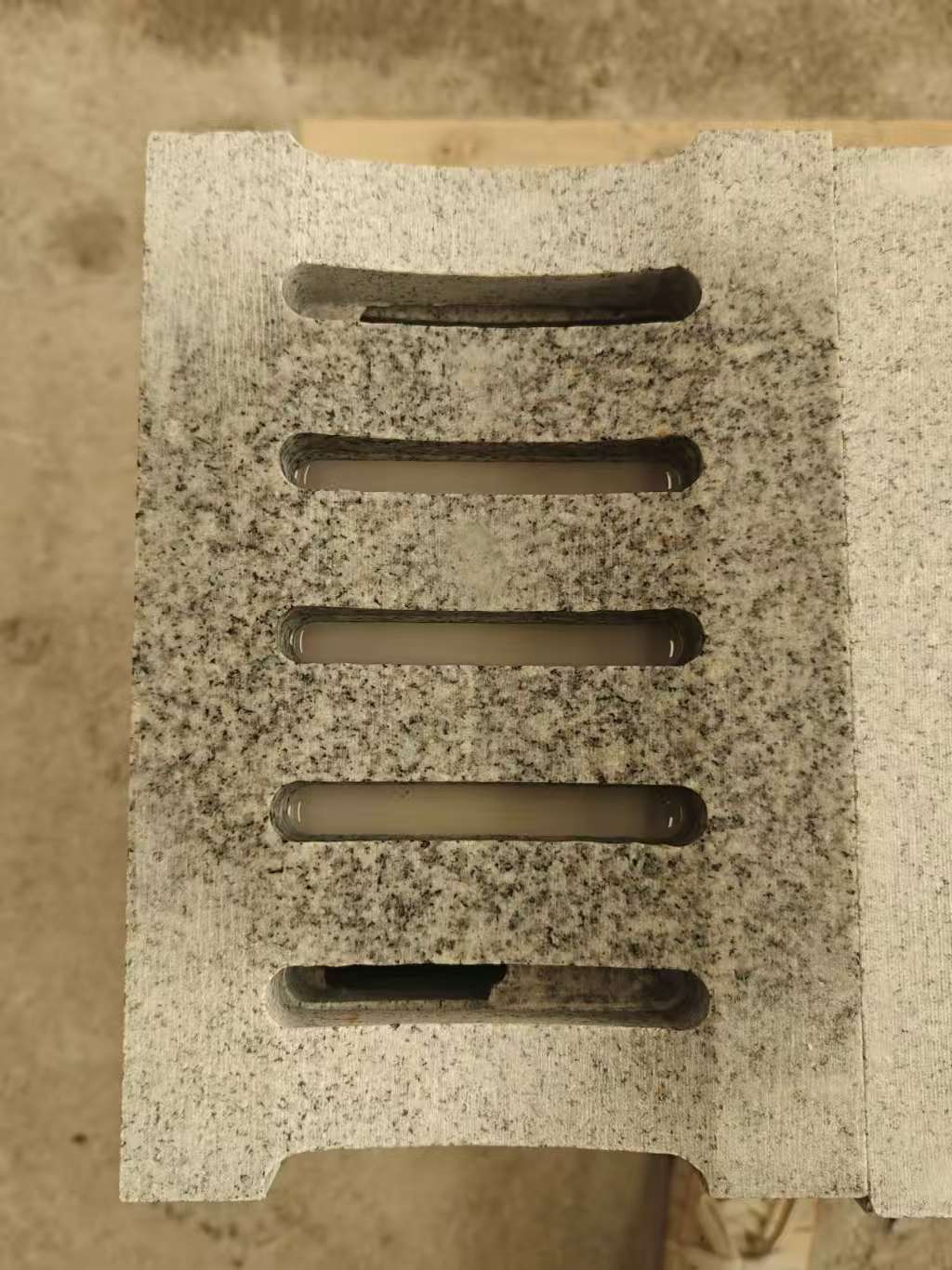 大连 芝麻白拉丝面花岗岩U型开槽排水槽