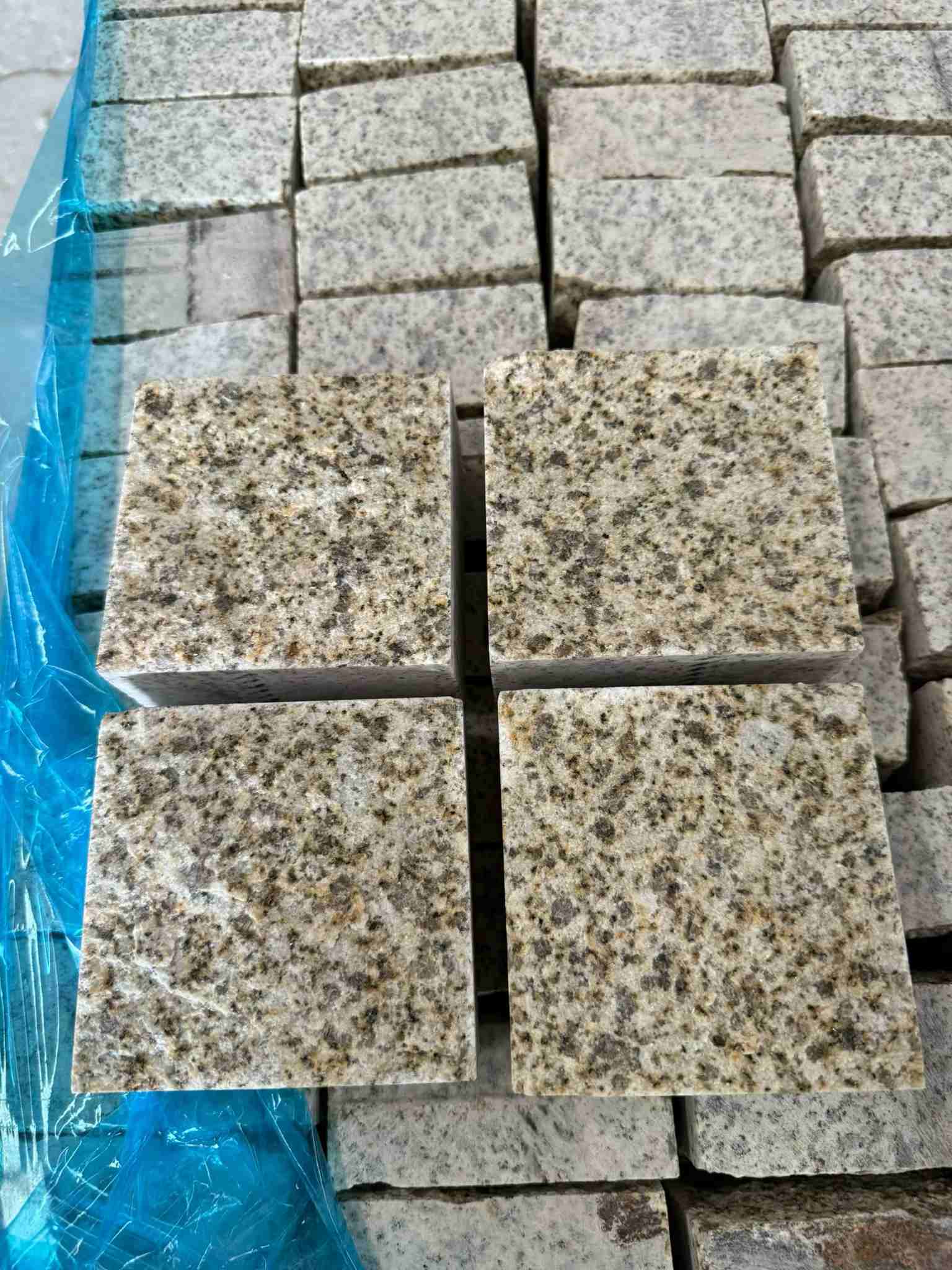 大连 黄金麻花岗岩自然面小方块，弹石，马蹄石等