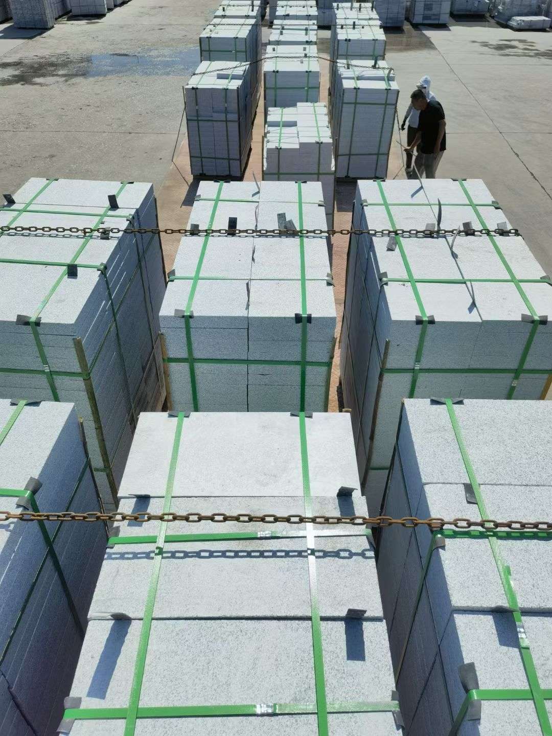 大连 芝麻白花岗岩5公分地铺石 花岗岩厂家工厂装车日常