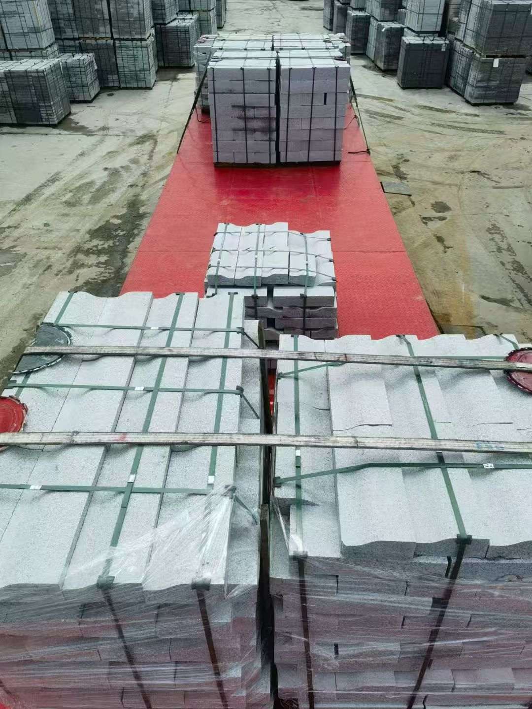 大连 芝麻白仿形加直形路沿石出货日常