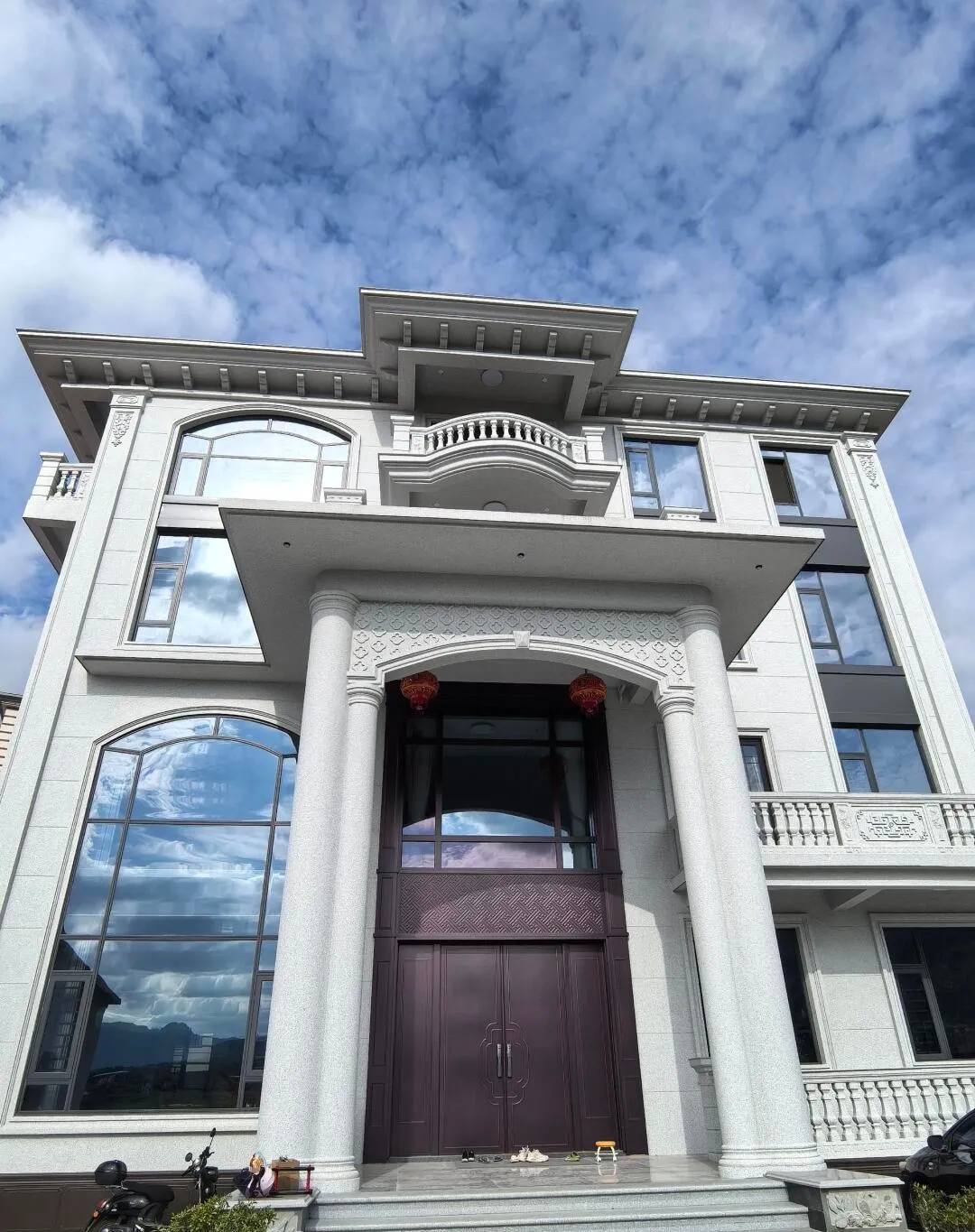 大连白麻别墅外墙干挂石材效果示例