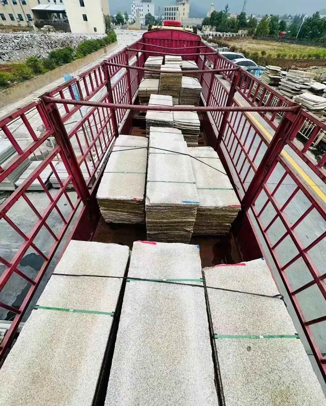 大连 黄金麻花岗岩荔枝面，光面毛板装车完成