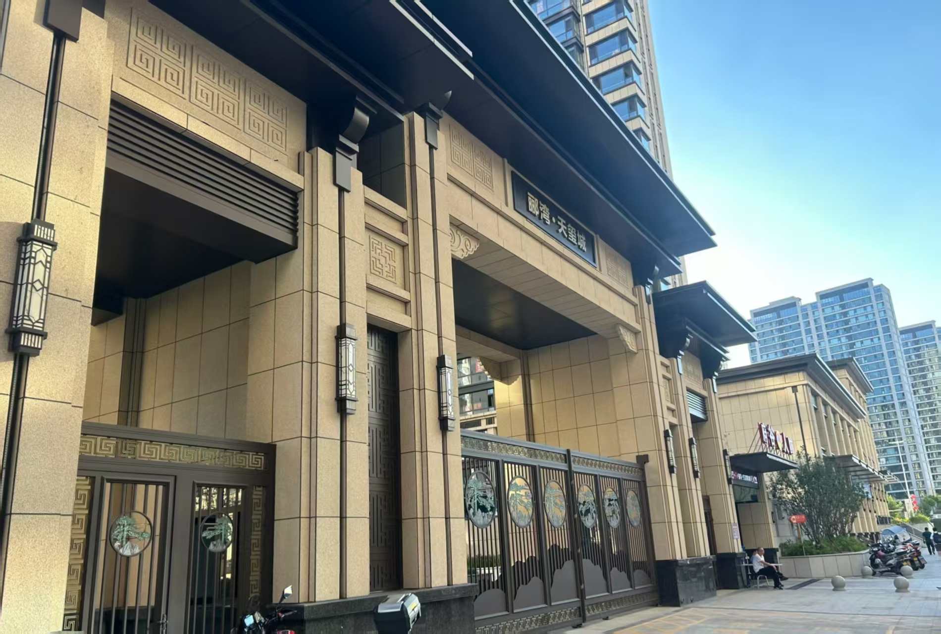 大连 黄金麻花岗岩荔枝面小区门楼外墙干挂