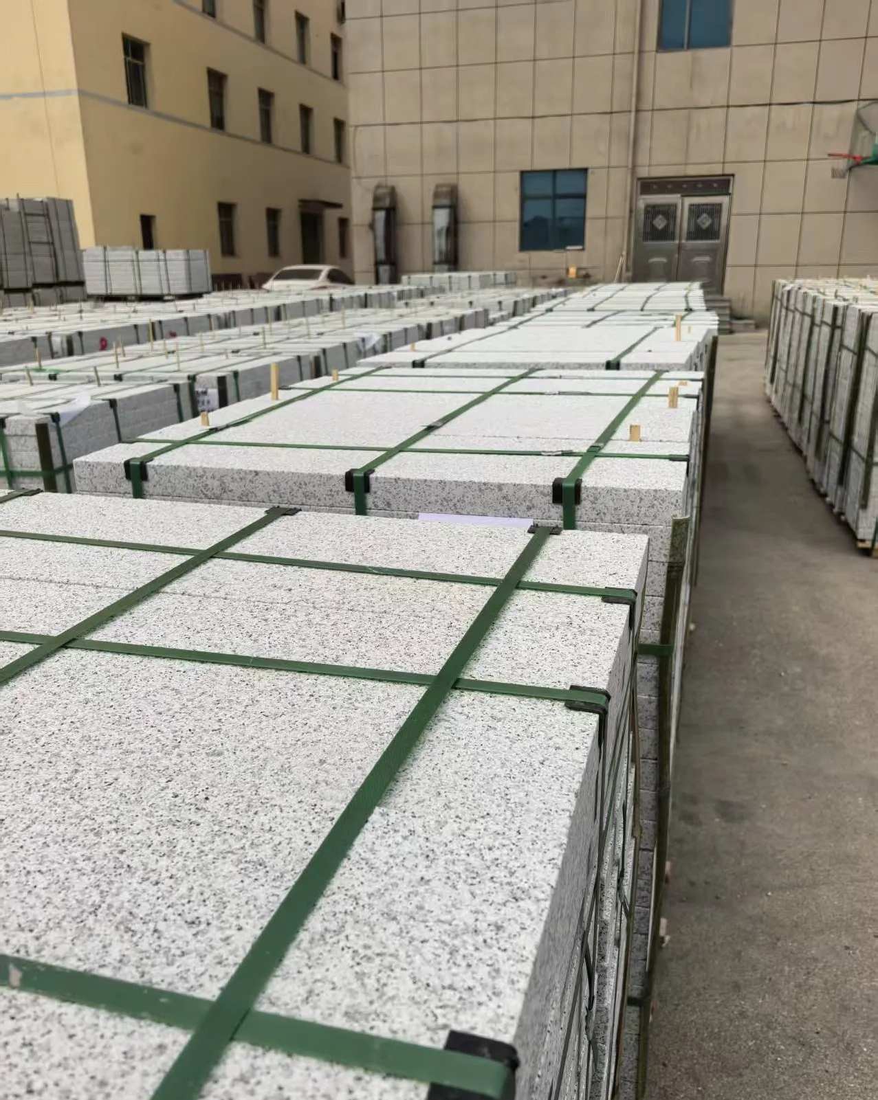 大连 白麻花岗岩5.0公分荔枝面地铺石