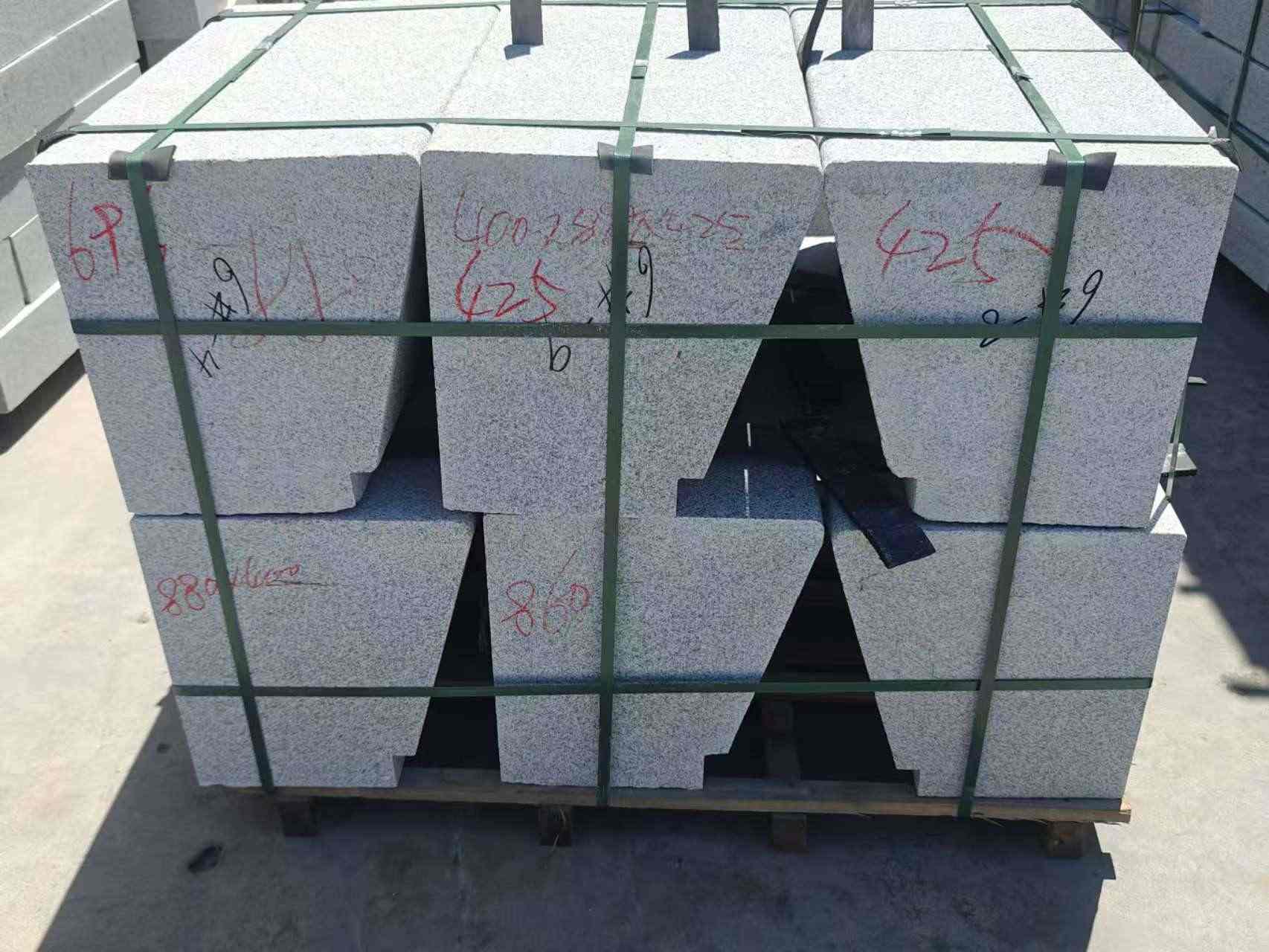 大连 芝麻白异形坐凳，石凳