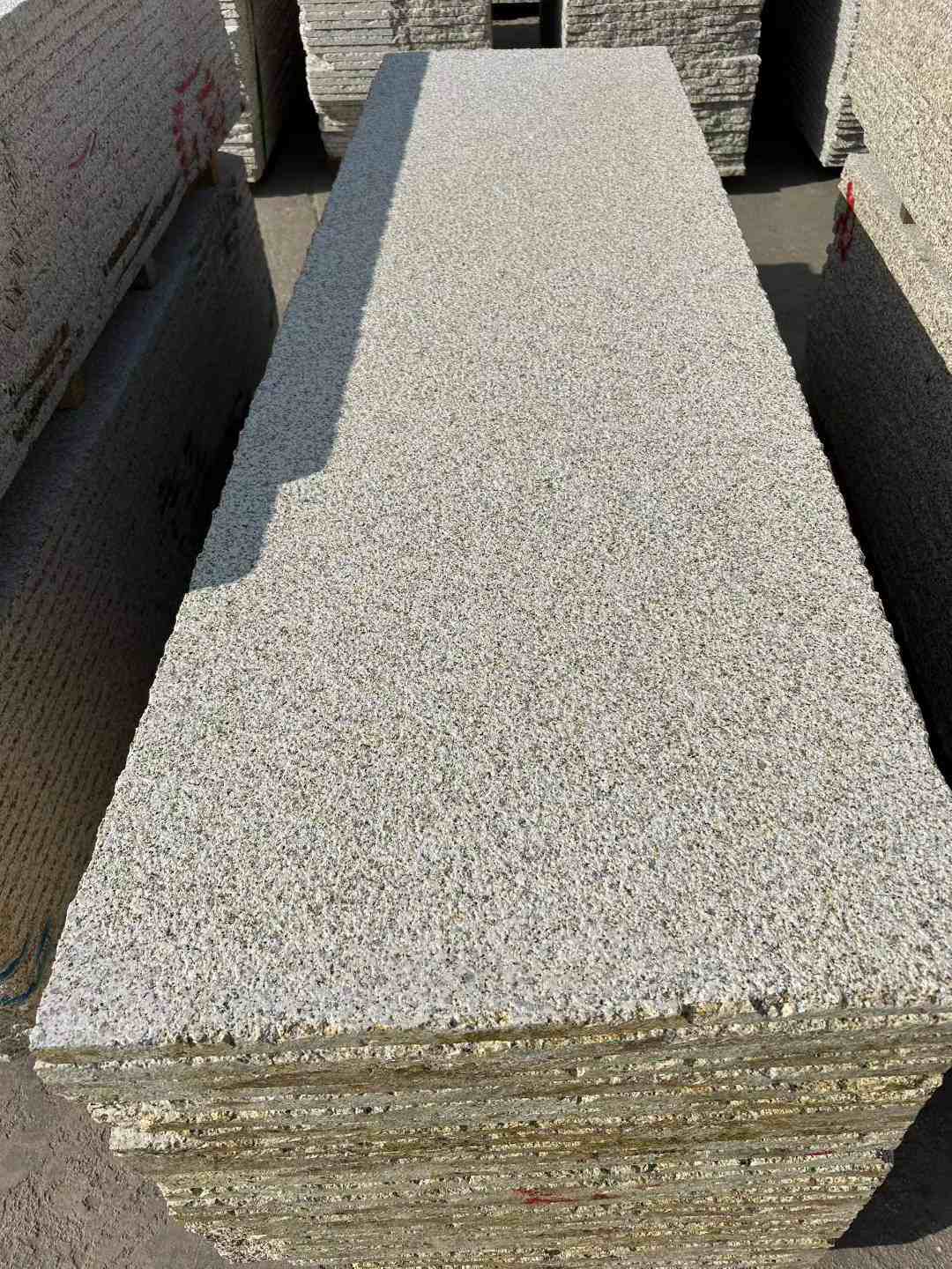 大连 黄金麻花岗岩荔枝面毛板，半成品