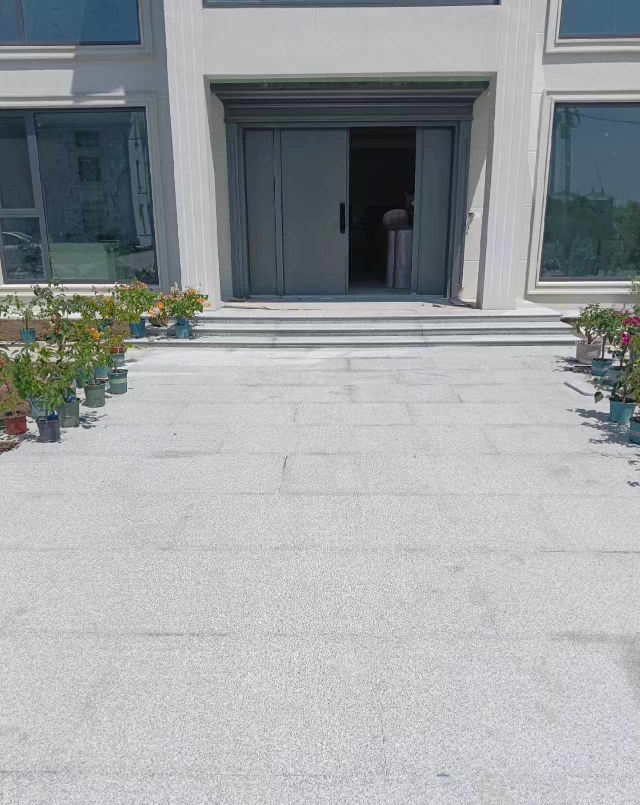 大连 芝麻白花岗岩地铺石地面铺装