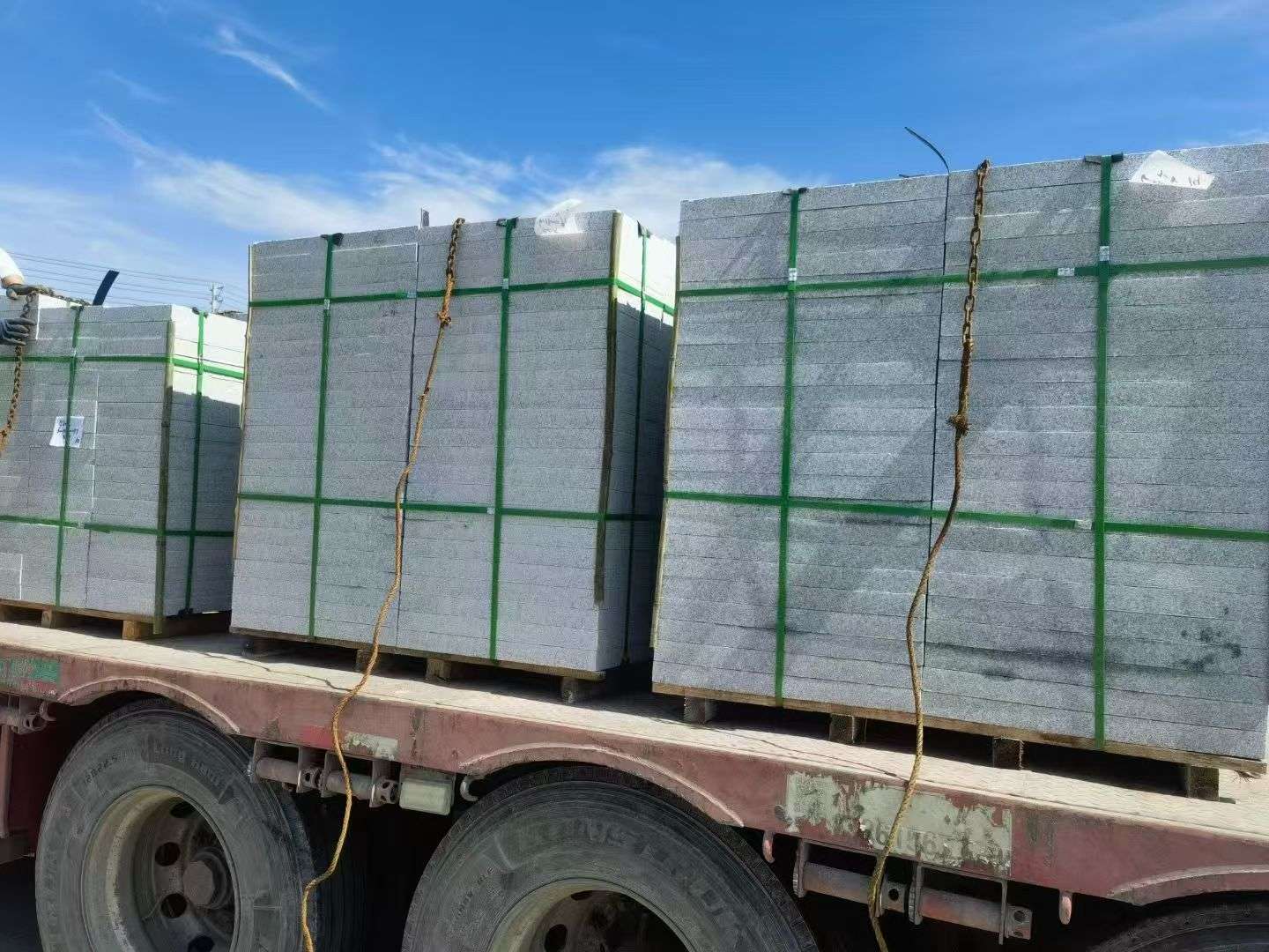 大连 芝麻白花岗岩地铺石装车日常