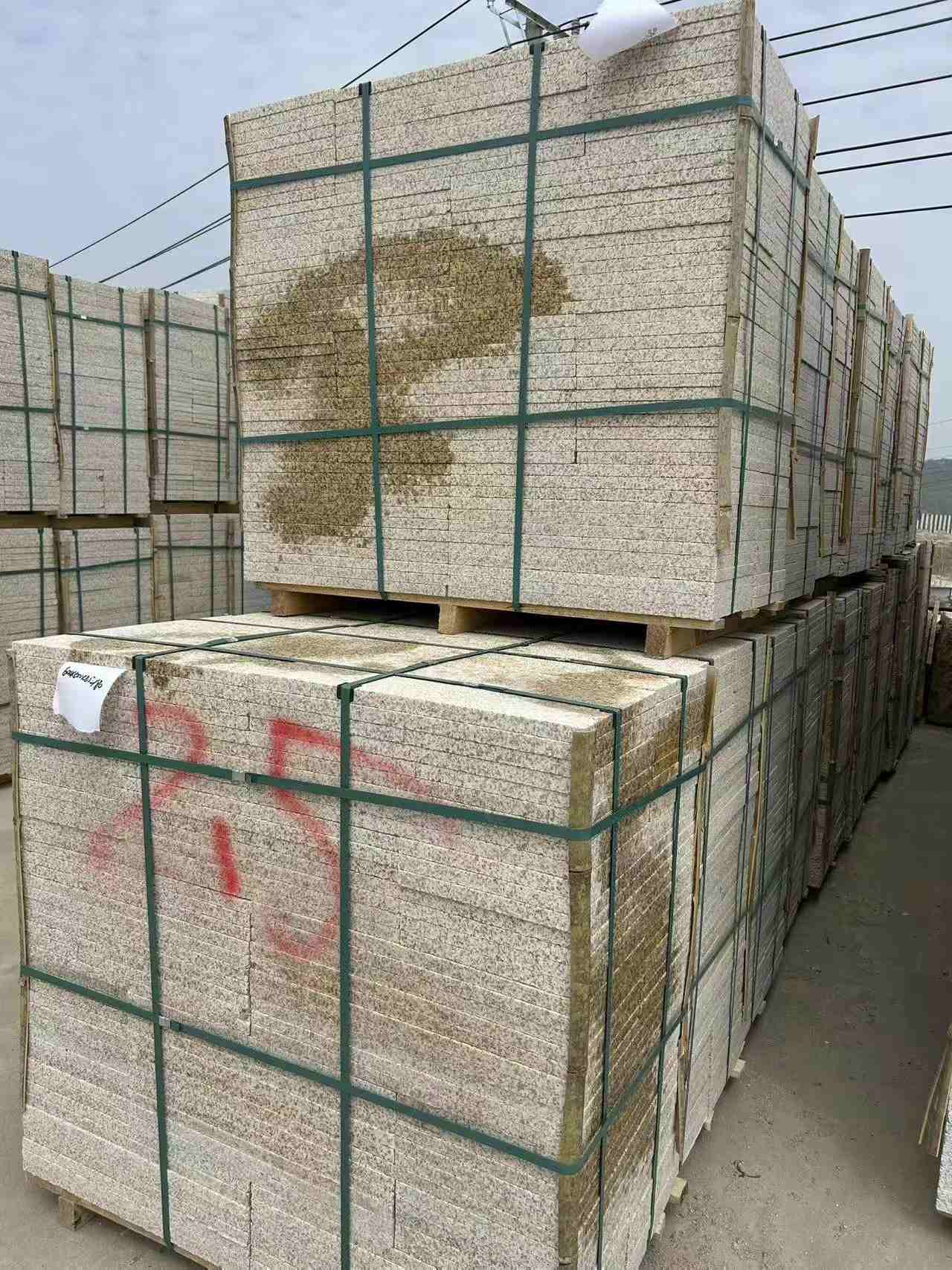 大连 黄金麻花岗岩石材荔枝面地铺石2.5*300*600