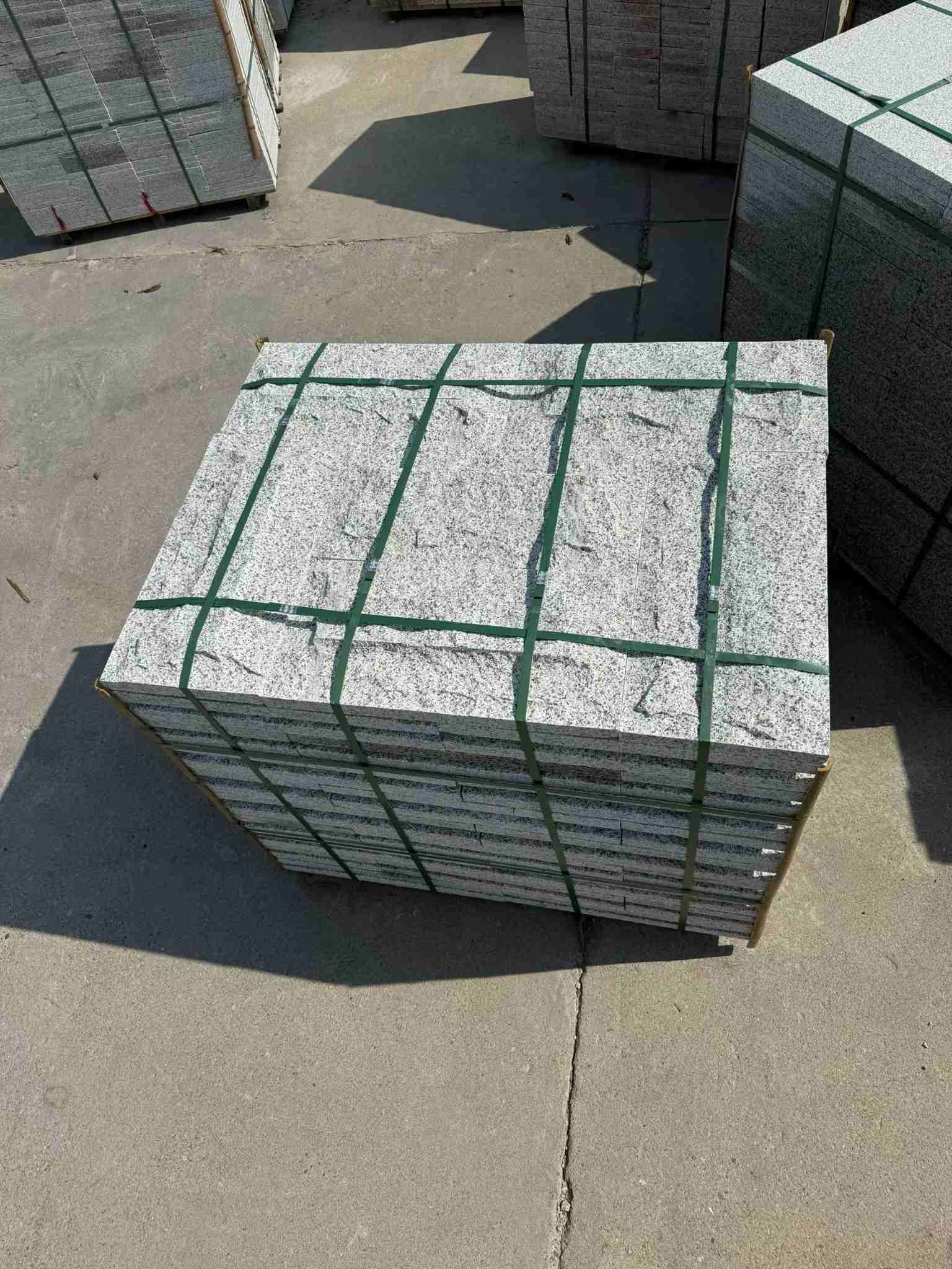 大连 白麻花岗岩石材自然面蘑菇石成品