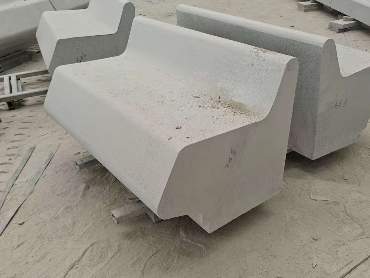 大连 芝麻白花岗岩异形坐凳，石凳