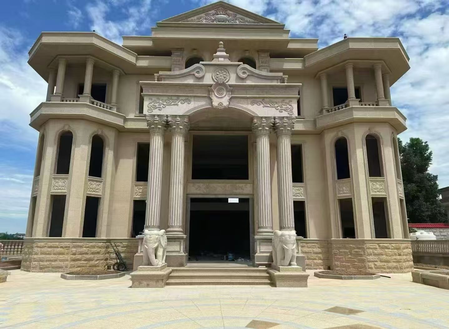 大连 黄金麻别墅外墙干挂，大柱，大象，蘑菇石，雕花板