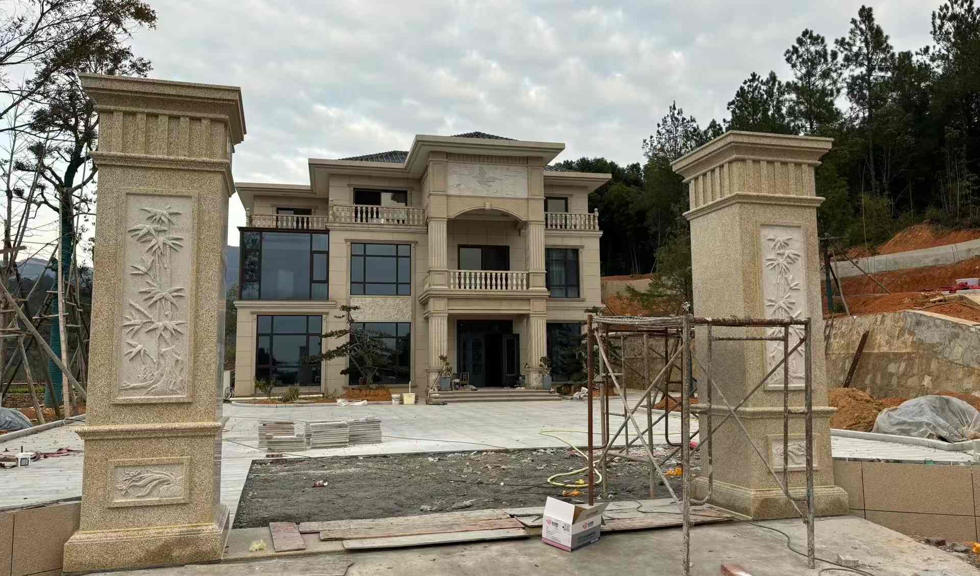 大连 黄金麻花岗岩别墅雕花外墙干挂配上门口雕花罗马柱